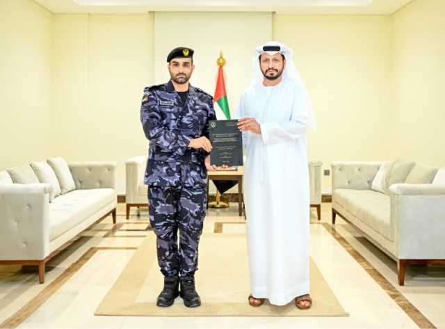 اللواء الشامسي يهنئ ضابطاً لنيله درجة الدكتوراه