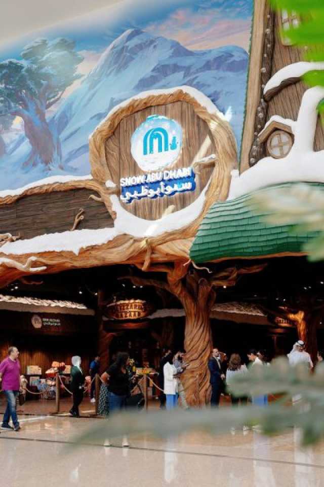 وجهات التزلج في الإمارات.. حوار الثلوج والرمال الذهبية