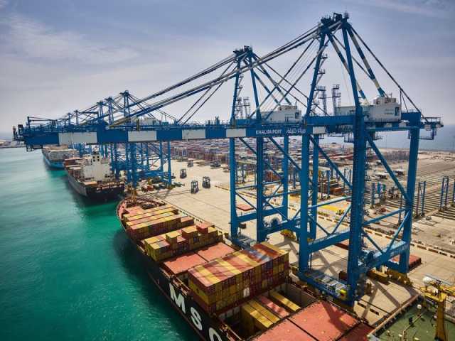 الإمارات ترسخ مكانتها في تيسير الحركة التجارية العالمية