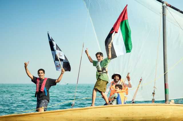 تتويج الفائزين بسباق جنانة للمحامل الشراعية في مهرجان الظفرة البحري