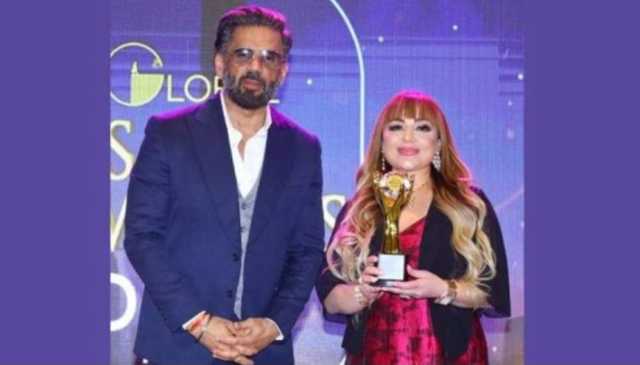 سونيل شيتي يسلم خاجة جائزة «ساجا»