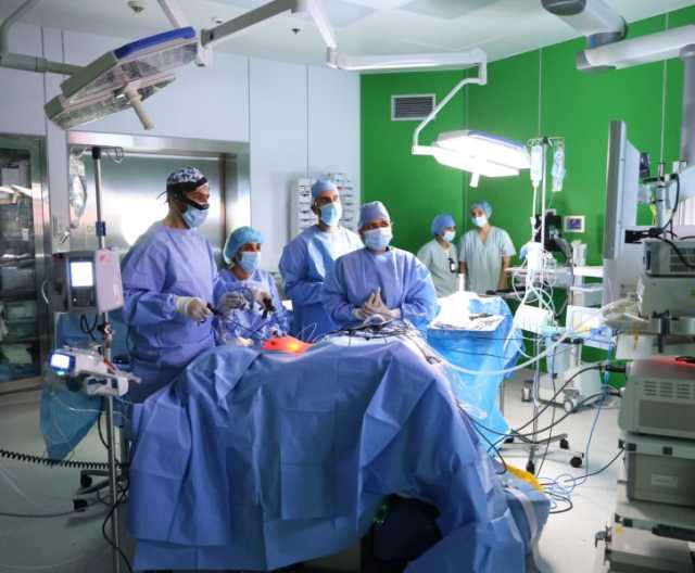 “القاسمي للنساء والولادة والأطفال” يستعرض جراحات الأطفال بالمنظار في بث مباشر