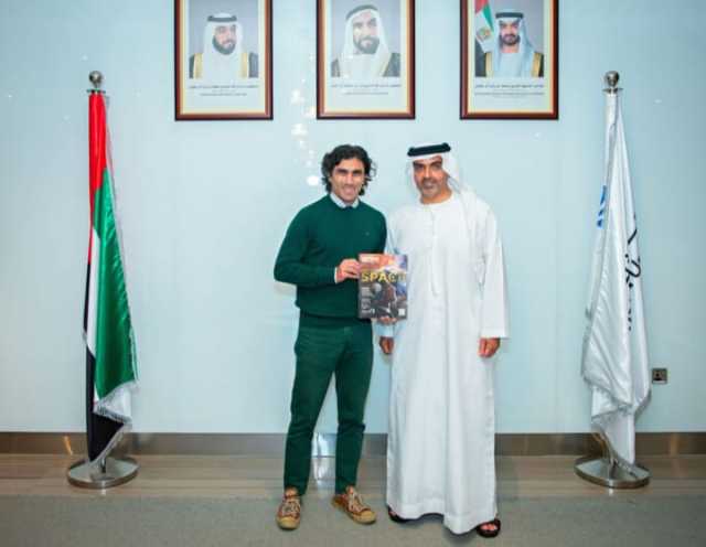 حامد بن زايد يكرِّم أستاذاً في جامعة خليفة بعد إطلاق الاتحاد الفلكي الدولي اسمه «المعرّي» على أحد الكويكبات