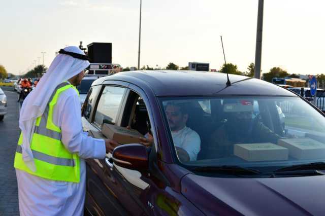 دائرة الطيران المدني بالشارقة توزع وجبات إفطار على الجمهور بالقرب من متاجر الجرينة