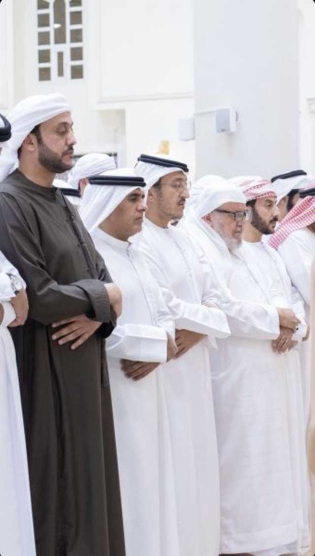 الشيوخ يؤدون صلاة الجنازة على جثمان خالد بن سعود بن خالد القاسمي