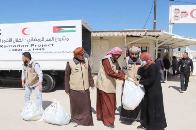 الهلال الأحمر الإماراتي يواصل توزيع المير الرمضاني على الأسر المتعففة في الأردن