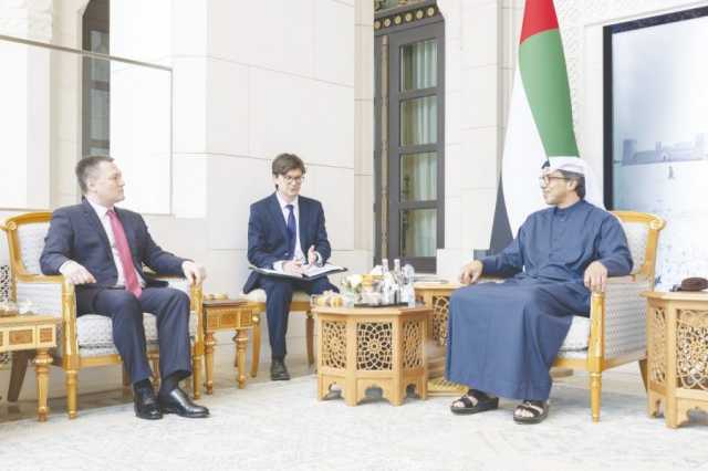 منصور بن زايد يبحث سبل تعزيز العلاقات مع المدعي العام لروسيا الاتحادية
