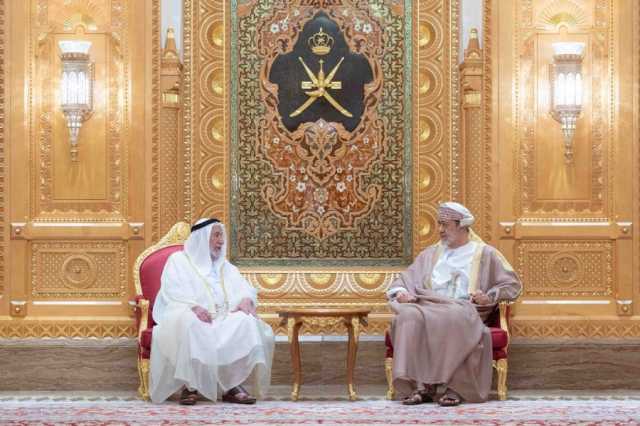 سلطان عمان يستقبل حاكم الشارقة في قصر العلم