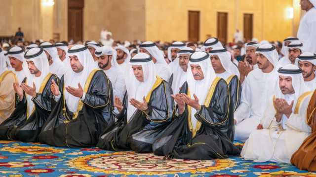 حمد الشرقي يؤدي صلاة عيد الأضحى في جامع الشيخ زايد بالفجيرة