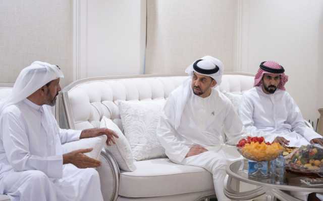 حمدان بن زايد يقدم واجب العزاء إلى سالم حمد المنصوري في وفاة ابنته بمدينة الظنة