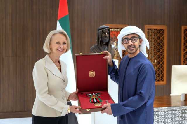 رئيس الدولة يمنح السفيرة الأمريكية وسام زايد الثاني من الطبقة الأولى