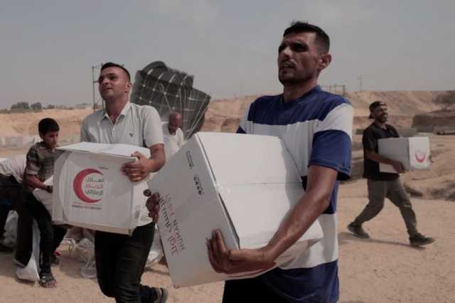 الإمارات تنفذ الإنزال الجوي الـ69 للمساعدات وتُدخل نحو 500 طن من الغذاء إلى غزة.