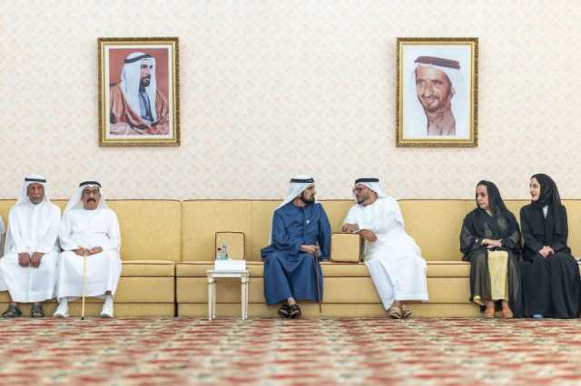 محمد بن راشد يلتقي جمعاً من أعيان البلاد ورجال الأعمال والمستثمرين ومسؤولي الجهات والدوائر الحكومية