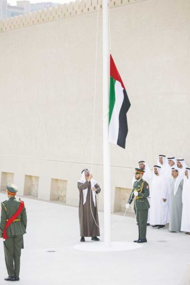 رئيس الدولة: علم الإمارات رمز وحدتنا وعزتنا