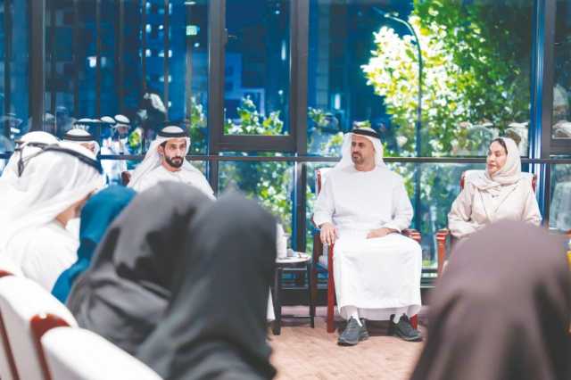 ذياب بن محمد بن زايد يلتقي المشاركين في البرنامج التنفيذي الأول للقادة الإماراتيين من الصف الثاني في الصين