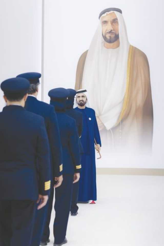 محمد بن راشد يلتقي مجموعة من الطيارين الإماراتيين ويؤكد أهمية الكوادر الوطنية في تطوير القطاع وتعزيز تنافسيته العالمية