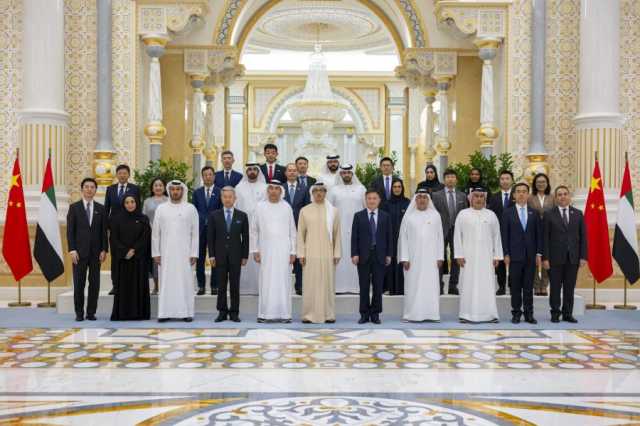 منصور بن زايد يجري أول معاملة دفع رقمية مباشرة.. ويشهد إطلاق مبادرات إستراتيجية لتعزيز التعاون المالي وربط البنى التحتية المالية بين الإمارات والصين