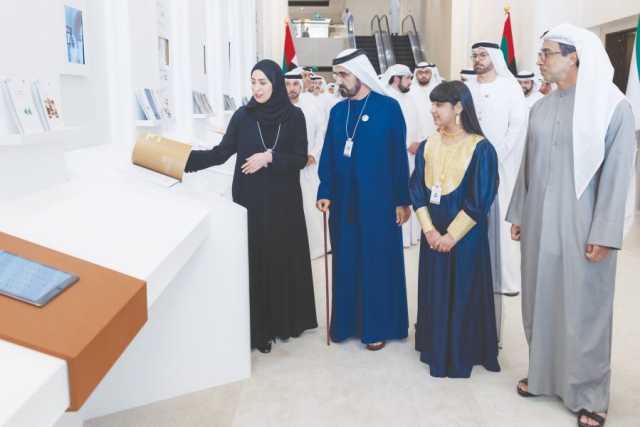 محمد بن راشد يطلع على الجدارية الإحصائية لدولة الإمارات
