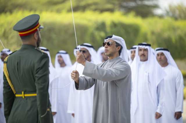 منصور بن زايد يرفع علم الإمارات على سارية صرح زايد المؤسس بمناسبة يوم العلم