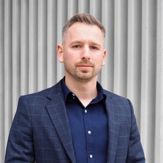 سايمون شيمانسكي رئيس قسم النمو في شركة إكس تي بي العالمية: الذكاء الاصطناعي شريك ومساعد في الرحلة المالية وعملية الاستثمار