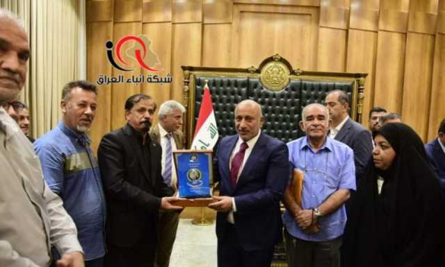 محافظ كربلاء المقدسة المهندس نصيف جاسم الخطابي يلتقي وفد ضم نقابة الصحفيين ونقابة الادباء والشعراء والجمعية العراقية للتصوير في المحافظة
