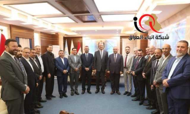 بالصور.. مدير عام المنتجات النفطية الاستاذ حسين طالب رفقة معاونيه وكادره المتقدم من رؤساء هيئات وأقسام يتبادل تهاني عيد الفطر المبارك مع نائب رئيس الوزراء لشؤون الطاقة وزير النفط والسادة الوكلاء في مقر الوزارة .