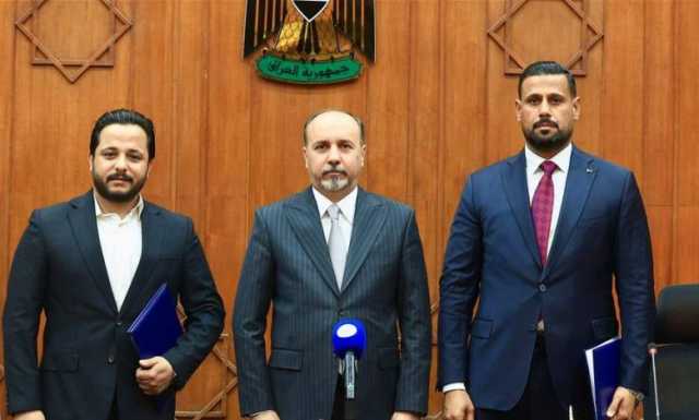 أمين بغداد يعلن توقيع أول عقد لجمع النفايات الصلبة في العاصمة