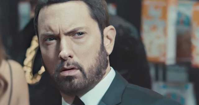 لن تتعرفوا إليه.. إيمينيم يرقص مع ابنته في حفل زفافها!