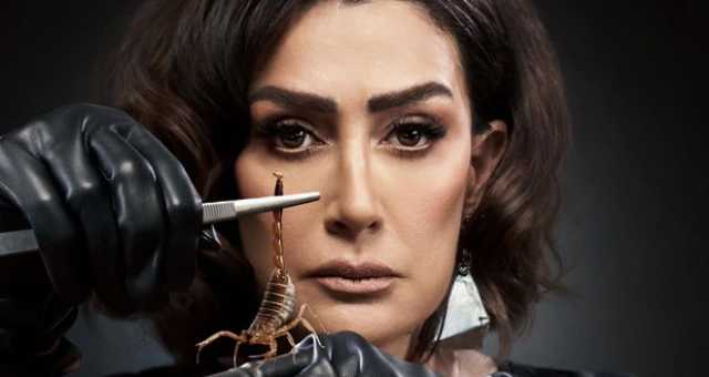 بالفيديو – غادة عبد الرازق تداعب “عقرباً” في كواليس مسلسلها