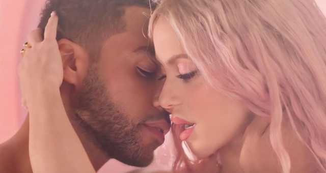 بعد مشاهدهما الحميمة.. إليكم حقيقة العلاقة بين شاكيرا ونجم مسلسل Emily in Paris