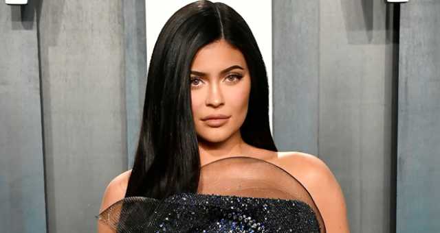 كايلي جينر بصورة جديدة مع ابنها.. فستانها “الغريب” حديث الجمهور!