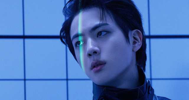 جين عضو فريق BTS يحمل الشعلة في أولمبياد باريس 2024