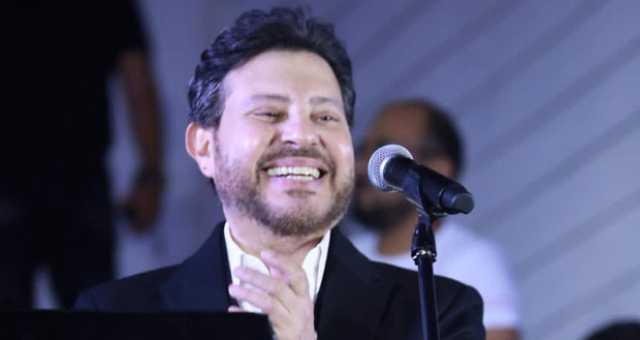 هاني شاكر بأوّل ظهور بعد الجراحة.. حفل مكتمل العدد في “مهرجان الفن الجميل”