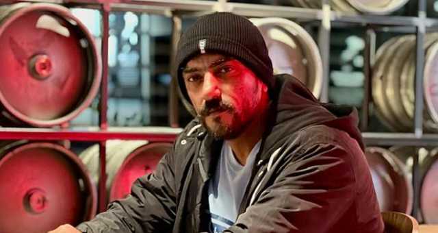 بالصور – هكذا فاجأ فريق مسلسل “حق عرب” أحمد العوضي في عيد ميلاده