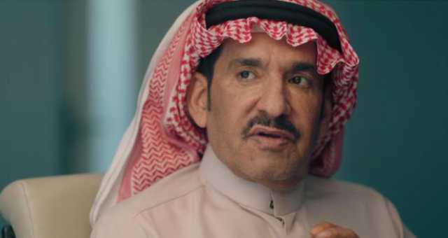 عبدالله السدحان بفيديو عفوي مع ابنتيه.. وزوجته تحرجه