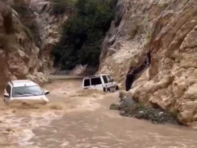 شاهد | شابان ينقذان أسرة ورضيعها من سيول 'وادي لجب'