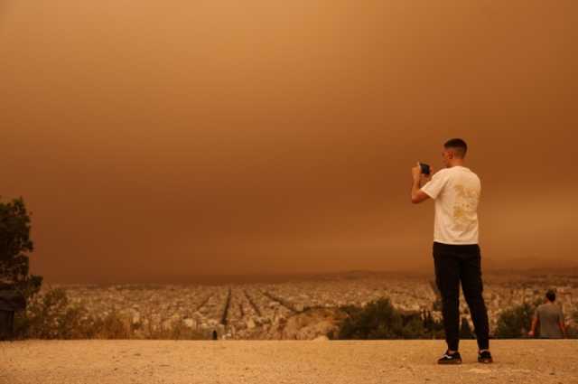 شاهد| أجواء من المريخ.. عاصفة برتقالية تضرب ليبيا واليونان وتصل مصر