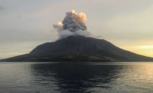تمديد إغلاق مطار إندونيسي بسبب ثوارن بركان جبل 'روانج'