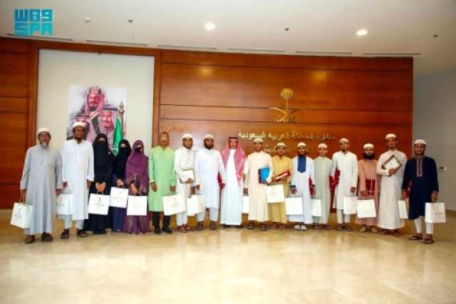 فوز 10 مشاركين في مسابقة 'الشؤون الإسلامية' لحفظ الحديث ببنغلاديش