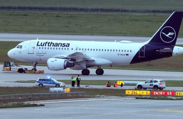 ألمانيا.. إلغاء 60 رحلة بسبب احتجاجات 'الجيل الأخير' في مطار ميونخ