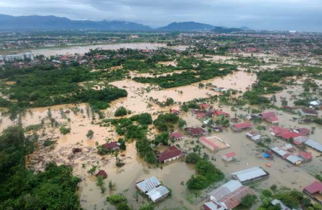 37 قتيلًا و17 مفقودًا في فيضانات سومطرة الغربية بإندونيسيا