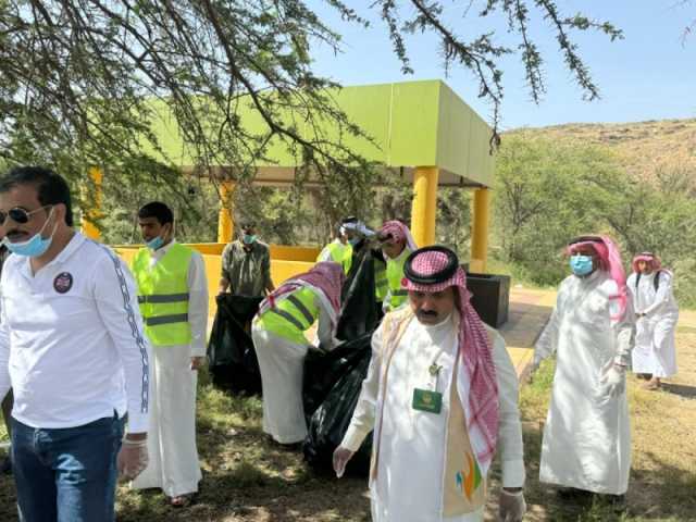 صور.. 80 متطوعًا يشاركون بمبادرة الحفاظ على البيئة في أحد رفيدة
