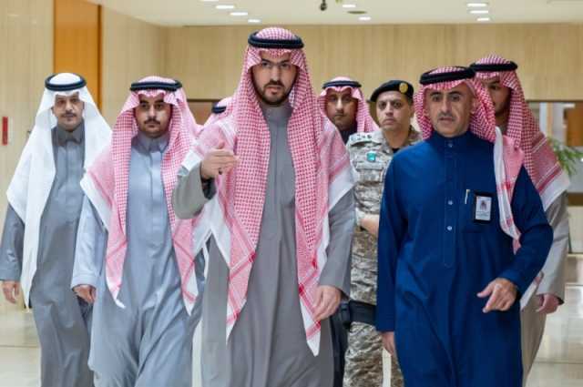 نائب أمير الشرقية يتجول في أقسام وإدارات الإمارة