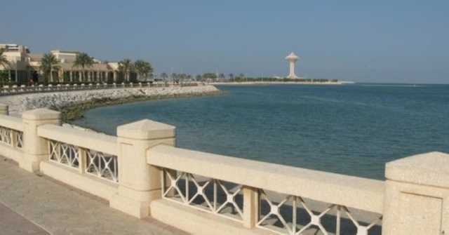 سقوط مركبة في شاطئ كورنيش الخبر دون إصابات