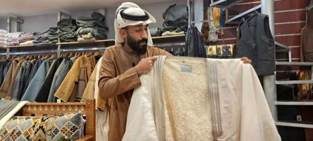 صور| بحثًا عن الدفء.. الشتاء يرفع مبيعات المشالح والفرو في الأحساء