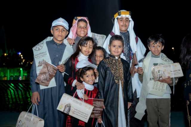 بالأزياء التراثية والصقور.. أطفال طبرجل يحتفون بيوم التأسيس