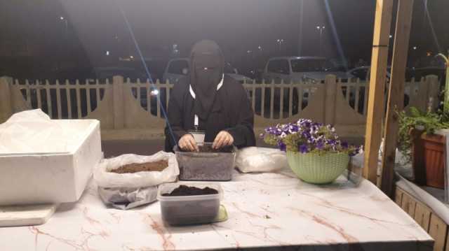 صور| سيدة تربي الدود لإنتاج السماد العضوي في القطيف