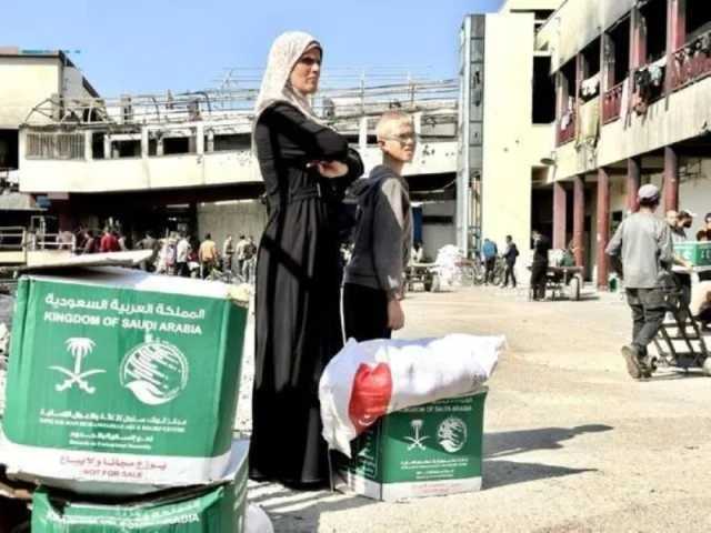 'الملك سلمان للإغاثة' يوزع 500 سلة غذائية في حي الرمال بغزة