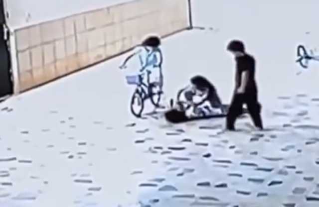 بعد توقف نفسه بقطعة حلوى.. طفلة تنقذ أخيها من الاختناق في سكاكا