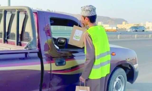 توزيع إفطار صائم على طرق عبري
